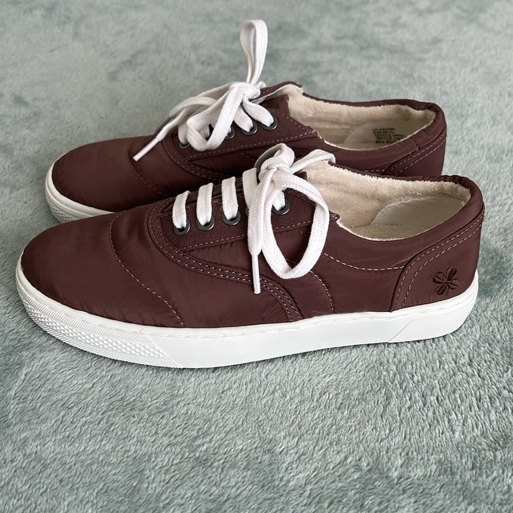 NWOB Lucky Brand women’s burgundy laced sneakers 6M
